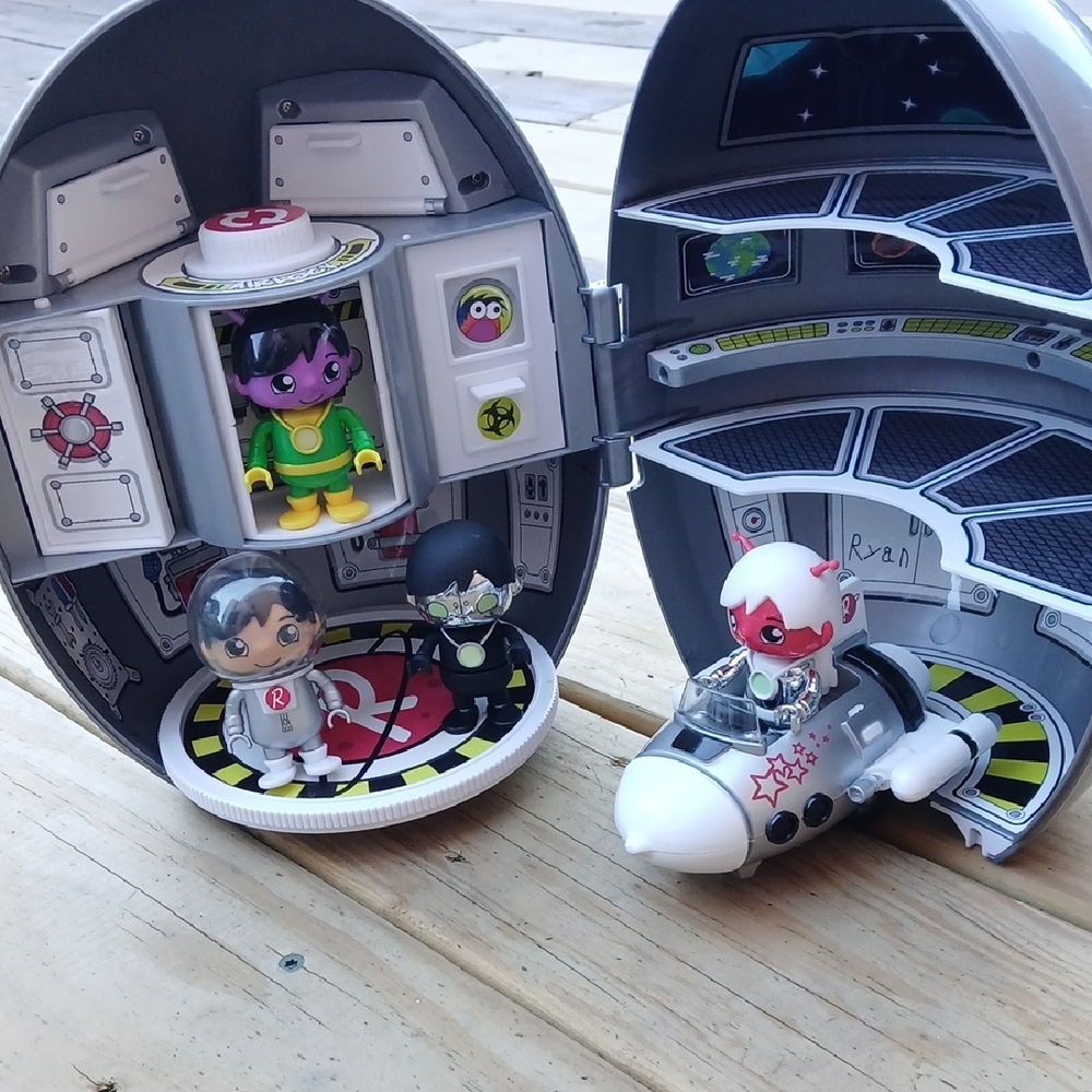 Space Adventure Playset with 4 Figurienes And Space Craft,like New